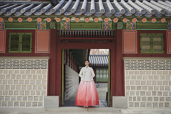 포토 JPG 주간 전신 한국전통 여자 서울 한명 서기 20대 성인 야외 앞모습 한국인 가을 한복 대문 경복궁 단아함 성인여자한명만 다소곳 국내포토 자연요소 1 전통 계절 뷰포인트 컨셉 모션 한국 사람 동양인 청년 문 궁전 전통의상 여자한명만 성인여자만 파일형식