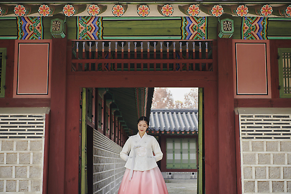 포토 JPG 주간 한국전통 여자 서울 한명 서기 상반신 20대 성인 야외 앞모습 한국인 가을 한복 대문 경복궁 단아함 성인여자한명만 다소곳 국내포토 자연요소 1 전통 계절 뷰포인트 컨셉 모션 한국 사람 동양인 청년 문 궁전 전통의상 여자한명만 성인여자만 파일형식