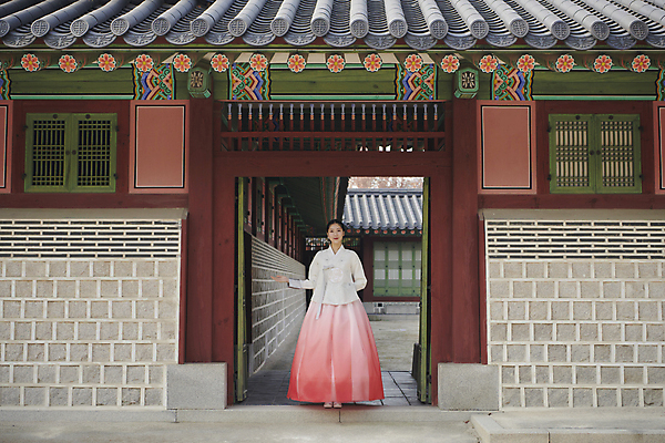 포토 JPG 주간 전신 한국전통 여자 안내 서울 한명 서기 손짓 20대 성인 야외 앞모습 한국인 가을 한복 경복궁 단아함 성인여자한명만 다소곳 국내포토 자연요소 1 전통 계절 뷰포인트 컨셉 모션 한국 사람 동양인 청년 궁전 전통의상 여자한명만 성인여자만 파일형식