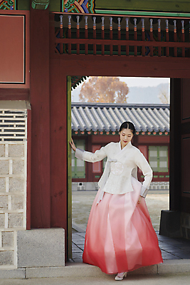 포토 JPG 주간 전신 한국전통 여자 서울 한명 20대 성인 야외 앞모습 걷기 한국인 가을 잡기 한복 대문 경복궁 단아함 성인여자한명만 나오기 국내포토 자연요소 1 전통 계절 뷰포인트 모션 한국 사람 동양인 청년 문 궁전 전통의상 여자한명만 성인여자만 파일형식