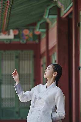 포토 JPG 주간 한국전통 응시 여자 서울 한명 손짓 상반신 20대 성인 야외 옆모습 손들기 한국인 올려보기 가을 한복 경복궁 단아함 성인여자한명만 국내포토 자연요소 1 전통 시선 계절 뷰포인트 모션 한국 사람 동양인 청년 궁전 전통의상 여자한명만 성인여자만 파일형식