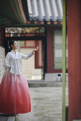포토 JPG 주간 전신 한국전통 응시 여자 서울 한명 20대 성인 야외 옆모습 한국인 가을 한복 손내밀기 경복궁 단아함 성인여자한명만 국내포토 자연요소 1 전통 시선 계절 뷰포인트 한국 사람 동양인 손짓 청년 궁전 전통의상 여자한명만 성인여자만 파일형식