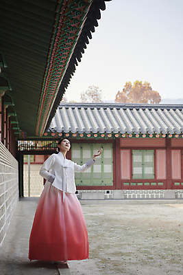 포토 JPG 주간 전신 한국전통 여자 서울 한명 20대 성인 야외 옆모습 손들기 한국인 올려보기 가을 한복 손내밀기 고개들기 경복궁 단아함 성인여자한명만 국내포토 자연요소 1 전통 계절 뷰포인트 모션 한국 사람 동양인 손짓 청년 궁전 전통의상 여자한명만 성인여자만 파일형식