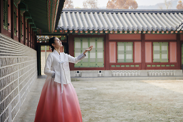 포토 JPG 주간 한국전통 여자 서울 한명 상반신 20대 성인 야외 옆모습 한국인 올려보기 가을 한복 손내밀기 고개들기 경복궁 단아함 성인여자한명만 국내포토 자연요소 1 전통 계절 뷰포인트 모션 한국 사람 동양인 손짓 청년 궁전 전통의상 여자한명만 성인여자만 파일형식