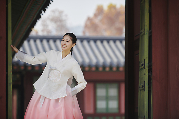 포토 JPG 주간 한국전통 응시 여자 서울 한명 미소 상반신 20대 성인 야외 앞모습 한국인 가을 한복 경복궁 단아함 성인여자한명만 나오기 국내포토 자연요소 1 전통 시선 계절 뷰포인트 모션 한국 표정 사람 동양인 청년 궁전 전통의상 여자한명만 성인여자만 파일형식