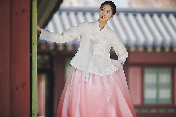 포토 JPG 주간 한국전통 응시 여자 서울 한명 상반신 20대 성인 야외 앞모습 한국인 가을 한복 경복궁 단아함 성인여자한명만 나오기 국내포토 자연요소 1 전통 시선 계절 뷰포인트 모션 한국 사람 동양인 청년 궁전 전통의상 여자한명만 성인여자만 파일형식