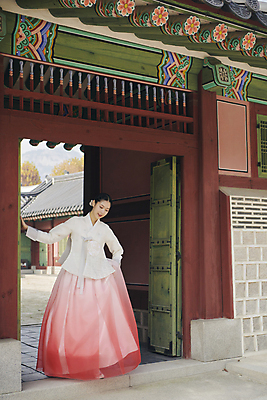 포토 JPG 주간 전신 한국전통 여자 서울 한명 20대 성인 야외 앞모습 옆모습 걷기 한국인 가을 한복 대문 경복궁 단아함 성인여자한명만 나오기 국내포토 자연요소 1 전통 계절 뷰포인트 모션 한국 사람 동양인 청년 문 궁전 전통의상 여자한명만 성인여자만 파일형식