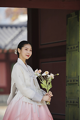 포토 JPG 주간 한국전통 여자 꽃다발 서울 한명 미소 들기 상반신 20대 성인 야외 옆모습 한국인 가을 한복 경복궁 단아함 성인여자한명만 국내포토 자연요소 1 전통 계절 꽃 뷰포인트 모션 한국 표정 사람 동양인 청년 궁전 전통의상 여자한명만 성인여자만 파일형식