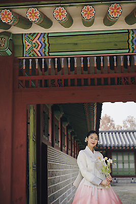 포토 JPG 주간 한국전통 여자 꽃다발 서울 한명 미소 들기 상반신 20대 성인 야외 앞모습 옆모습 한국인 가을 한복 경복궁 단아함 성인여자한명만 국내포토 자연요소 1 전통 계절 꽃 뷰포인트 모션 한국 표정 사람 동양인 청년 궁전 전통의상 여자한명만 성인여자만 파일형식