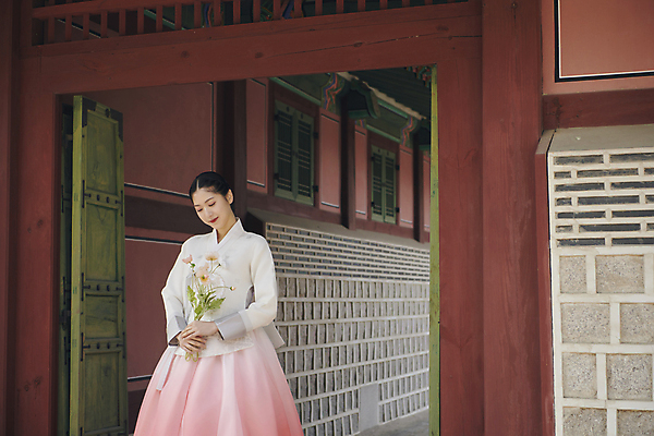 포토 JPG 주간 한국전통 여자 꽃다발 서울 한명 들기 상반신 20대 성인 야외 앞모습 옆모습 한국인 가을 한복 경복궁 단아함 성인여자한명만 국내포토 자연요소 1 전통 계절 꽃 뷰포인트 모션 한국 사람 동양인 청년 궁전 전통의상 여자한명만 성인여자만 파일형식