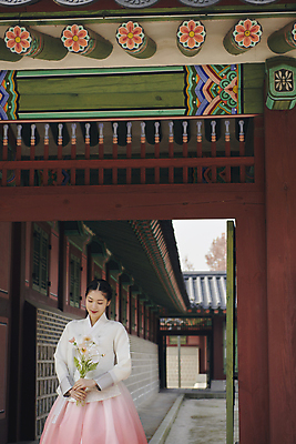 포토 JPG 주간 한국전통 여자 꽃다발 서울 한명 들기 상반신 20대 성인 야외 앞모습 한국인 가을 한복 경복궁 단아함 성인여자한명만 국내포토 자연요소 1 전통 계절 꽃 뷰포인트 모션 한국 사람 동양인 청년 궁전 전통의상 여자한명만 성인여자만 파일형식