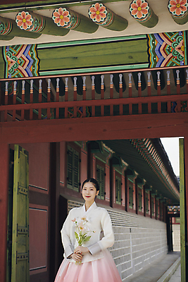 포토 JPG 주간 한국전통 여자 꽃다발 서울 한명 미소 들기 상반신 20대 성인 야외 앞모습 한국인 가을 한복 경복궁 단아함 성인여자한명만 국내포토 자연요소 1 전통 계절 꽃 뷰포인트 모션 한국 표정 사람 동양인 청년 궁전 전통의상 여자한명만 성인여자만 파일형식