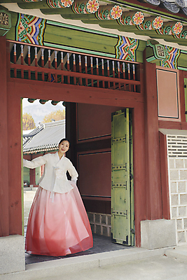 포토 JPG 주간 전신 한국전통 여자 꽃 서울 한명 20대 성인 야외 앞모습 걷기 한국인 가을 한복 경복궁 단아함 마중 성인여자한명만 나오기 국내포토 자연요소 식물 1 전통 계절 뷰포인트 모션 한국 사람 동양인 청년 궁전 전통의상 여자한명만 성인여자만 파일형식