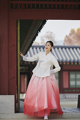 포토 JPG 주간 전신 한국전통 여자 서울 한명 20대 성인 야외 앞모습 걷기 한국인 가을 한복 경복궁 단아함 마중 성인여자한명만 나오기 국내포토 자연요소 1 전통 계절 뷰포인트 모션 한국 사람 동양인 청년 궁전 전통의상 여자한명만 성인여자만 파일형식