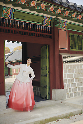 포토 JPG 주간 전신 한국전통 여자 서울 한명 미소 20대 성인 야외 앞모습 한국인 가을 한복 대문 경복궁 단아함 마중 성인여자한명만 나오기 국내포토 자연요소 1 전통 계절 뷰포인트 모션 한국 표정 사람 동양인 청년 문 궁전 전통의상 여자한명만 성인여자만 파일형식
