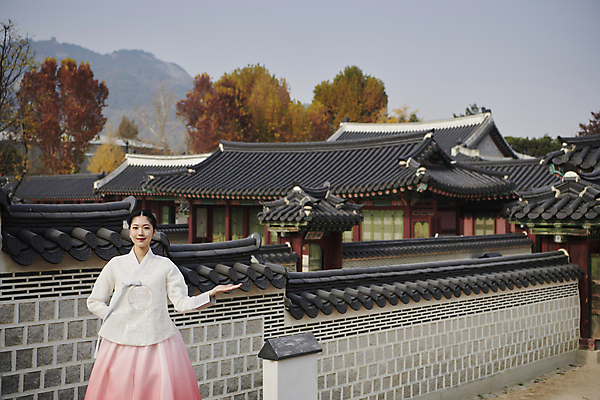 포토 JPG 주간 한국전통 여자 안내 서울 한명 상반신 20대 성인 야외 앞모습 한국인 가을 한복 손내밀기 경복궁 단아함 성인여자한명만 기와담장 국내포토 자연요소 1 전통 계절 뷰포인트 한국 기와 사람 동양인 손짓 청년 담장 궁전 전통의상 여자한명만 성인여자만 파일형식