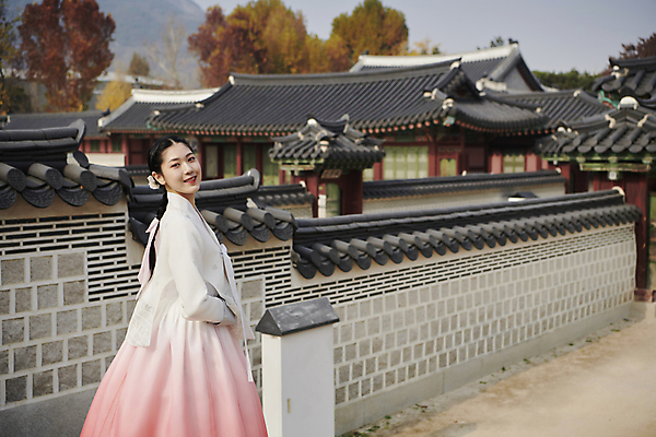 포토 JPG 주간 한국전통 여자 서울 한명 상반신 20대 성인 야외 옆모습 한국인 가을 뒤돌아보기 한복 경복궁 단아함 성인여자한명만 기와담장 국내포토 자연요소 1 전통 계절 뷰포인트 모션 한국 기와 사람 동양인 청년 담장 궁전 전통의상 여자한명만 성인여자만 파일형식