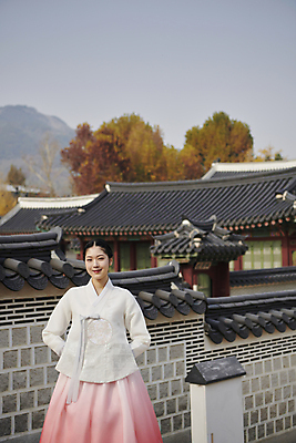 포토 JPG 주간 한국전통 여자 서울 한명 상반신 20대 성인 야외 앞모습 한국인 가을 한복 경복궁 단아함 성인여자한명만 기와담장 다소곳 국내포토 자연요소 1 전통 계절 뷰포인트 컨셉 한국 기와 사람 동양인 청년 담장 궁전 전통의상 여자한명만 성인여자만 파일형식