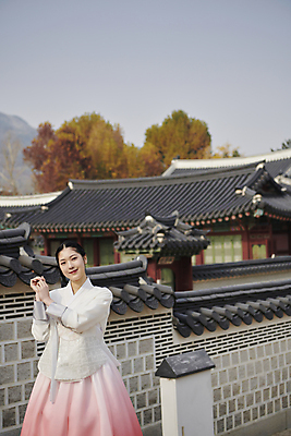 포토 JPG 주간 한국전통 여자 서울 한명 손짓 상반신 20대 성인 야외 앞모습 한국인 가을 한복 경복궁 단아함 성인여자한명만 기와담장 국내포토 자연요소 1 전통 계절 뷰포인트 모션 한국 기와 사람 동양인 청년 담장 궁전 전통의상 여자한명만 성인여자만 파일형식