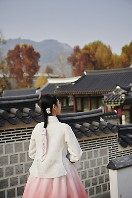 포토 JPG 주간 전신 한국전통 여자 서울 한명 20대 성인 야외 뒷모습 한국인 가을 한복 경복궁 단아함 성인여자한명만 기와담장 국내포토 자연요소 1 전통 계절 뷰포인트 한국 기와 사람 동양인 청년 담장 궁전 전통의상 여자한명만 성인여자만 파일형식