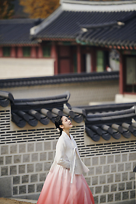 포토 JPG 주간 한국전통 여자 서울 한명 상반신 20대 성인 야외 옆모습 아웃포커스 한국인 올려보기 가을 한복 고개들기 경복궁 단아함 성인여자한명만 기와담장 국내포토 자연요소 1 전통 계절 뷰포인트 모션 한국 촬영기법 기와 사람 동양인 청년 담장 궁전 전통의상 여자한명만 성인여자만 파일형식