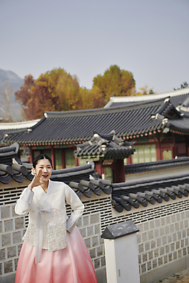 포토 JPG 주간 한국전통 여자 서울 말하기 한명 손짓 상반신 20대 성인 야외 앞모습 외침 한국인 가을 한복 경복궁 단아함 성인여자한명만 기와담장 국내포토 자연요소 1 전통 계절 뷰포인트 모션 한국 기와 사람 동양인 청년 담장 소리 궁전 전통의상 여자한명만 성인여자만 파일형식