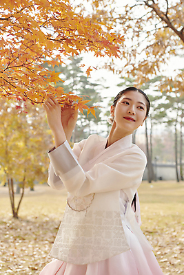포토 JPG 주간 한국전통 여자 단풍 단풍나무 서울 한명 미소 상반신 20대 성인 야외 앞모습 옆모습 한국인 가을 잡기 한복 경복궁 단아함 단풍놀이 성인여자한명만 국내포토 자연요소 나무 1 전통 계절 뷰포인트 잎 모션 한국 표정 사람 동양인 청년 소풍 궁전 전통의상 여자한명만 성인여자만 파일형식