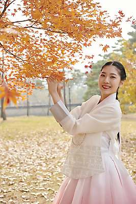 포토 JPG 주간 한국전통 응시 여자 단풍 단풍나무 서울 한명 미소 상반신 20대 성인 야외 옆모습 한국인 가을 잡기 한복 경복궁 단아함 단풍놀이 성인여자한명만 국내포토 자연요소 나무 1 전통 시선 계절 뷰포인트 잎 모션 한국 표정 사람 동양인 청년 소풍 궁전 전통의상 여자한명만 성인여자만 파일형식