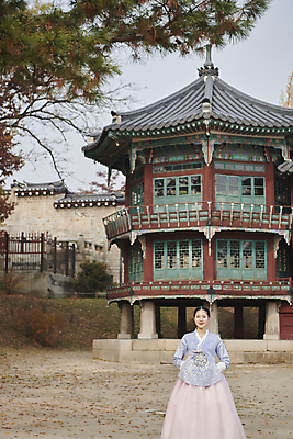 포토 JPG 주간 한국전통 응시 여자 낙엽 서울 한명 상반신 20대 성인 야외 앞모습 한국인 가을 소나무 한복 경복궁 솔잎 단아함 성인여자한명만 국내포토 자연요소 나무 1 전통 시선 계절 뷰포인트 잎 한국 사람 동양인 청년 궁전 전통의상 여자한명만 성인여자만 파일형식