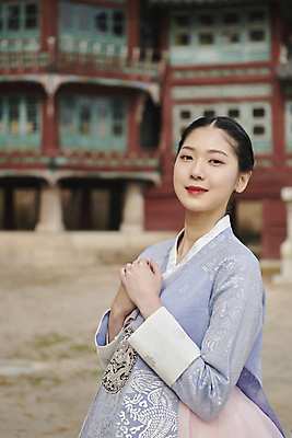포토 JPG 주간 한국전통 응시 여자 서울 한명 상반신 20대 성인 야외 옆모습 아웃포커스 한국인 가을 한복 경복궁 손모으기 단아함 성인여자한명만 국내포토 자연요소 1 전통 시선 계절 뷰포인트 한국 촬영기법 사람 동양인 손짓 청년 궁전 전통의상 여자한명만 성인여자만 파일형식