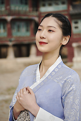 포토 JPG 주간 한국전통 응시 여자 서울 한명 근접촬영 상반신 20대 성인 야외 옆모습 아웃포커스 한국인 가을 한복 경복궁 손모으기 단아함 성인여자한명만 국내포토 자연요소 1 전통 시선 계절 뷰포인트 한국 촬영기법 사람 동양인 손짓 청년 궁전 전통의상 여자한명만 성인여자만 파일형식