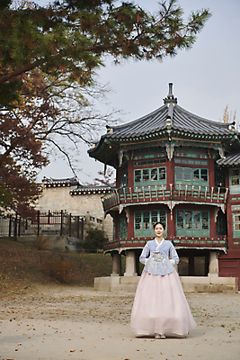 포토 JPG 주간 전신 나무 한국전통 응시 여자 낙엽 서울 한명 20대 성인 야외 앞모습 한국인 가을 한복 경복궁 단아함 성인여자한명만 국내포토 자연요소 식물 1 전통 시선 계절 뷰포인트 잎 한국 사람 동양인 청년 궁전 전통의상 여자한명만 성인여자만 파일형식