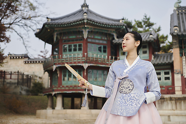 포토 JPG 주간 한국전통 여자 서울 한명 들기 상반신 20대 성인 야외 앞모습 한국인 올려보기 가을 부채 한복 경복궁 단아함 성인여자한명만 국내포토 자연요소 1 전통 계절 뷰포인트 모션 한국 사람 동양인 청년 궁전 전통의상 여자한명만 성인여자만 파일형식