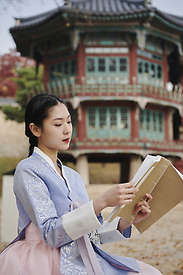 포토 JPG 주간 한국전통 응시 여자 서울 한명 들기 앉기 상반신 20대 성인 야외 옆모습 독서 한국인 가을 한복 경복궁 서책 단아함 성인여자한명만 국내포토 자연요소 1 전통 시선 계절 뷰포인트 모션 한국 사람 동양인 청년 책 궁전 전통의상 여자한명만 성인여자만 파일형식