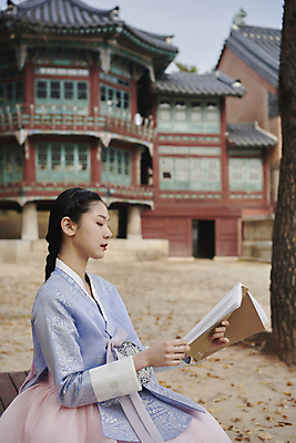 포토 JPG 주간 한국전통 응시 여자 서울 한명 들기 앉기 상반신 20대 성인 야외 옆모습 독서 한국인 가을 한복 경복궁 서책 단아함 성인여자한명만 국내포토 자연요소 1 전통 시선 계절 뷰포인트 모션 한국 사람 동양인 청년 책 궁전 전통의상 여자한명만 성인여자만 파일형식