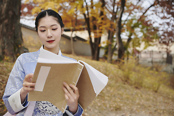 포토 JPG 주간 한국전통 응시 여자 서울 한명 들기 상반신 20대 성인 야외 앞모습 아웃포커스 독서 한국인 가을 한복 경복궁 서책 단아함 성인여자한명만 국내포토 자연요소 1 전통 시선 계절 뷰포인트 모션 한국 촬영기법 사람 동양인 청년 책 궁전 전통의상 여자한명만 성인여자만 파일형식