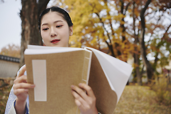 포토 JPG 주간 한국전통 응시 여자 서울 한명 들기 근접촬영 상반신 20대 성인 야외 앞모습 아웃포커스 독서 한국인 가을 한복 경복궁 서책 단아함 성인여자한명만 국내포토 자연요소 1 전통 시선 계절 뷰포인트 모션 한국 촬영기법 사람 동양인 청년 책 궁전 전통의상 여자한명만 성인여자만 파일형식