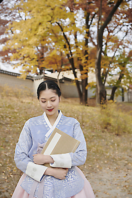 포토 JPG 주간 한국전통 여자 안기 서울 한명 미소 들기 상반신 20대 성인 야외 앞모습 아웃포커스 눈감음 한국인 가을 한복 경복궁 서책 단아함 성인여자한명만 국내포토 자연요소 1 전통 계절 뷰포인트 모션 한국 촬영기법 표정 사람 동양인 청년 책 궁전 전통의상 여자한명만 성인여자만 파일형식
