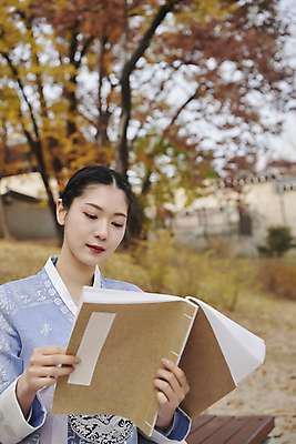포토 JPG 주간 한국전통 응시 여자 서울 한명 들기 상반신 20대 성인 야외 앞모습 아웃포커스 독서 한국인 가을 한복 경복궁 서책 단아함 성인여자한명만 국내포토 자연요소 1 전통 시선 계절 뷰포인트 모션 한국 촬영기법 사람 동양인 청년 책 궁전 전통의상 여자한명만 성인여자만 파일형식