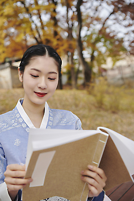 포토 JPG 주간 한국전통 응시 여자 서울 한명 미소 들기 근접촬영 상반신 20대 성인 야외 앞모습 아웃포커스 독서 한국인 가을 한복 경복궁 서책 단아함 성인여자한명만 국내포토 자연요소 1 전통 시선 계절 뷰포인트 모션 한국 촬영기법 표정 사람 동양인 청년 책 궁전 전통의상 여자한명만 성인여자만 파일형식