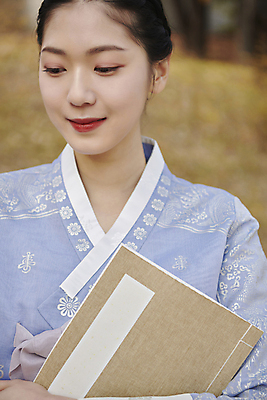 포토 JPG 주간 한국전통 여자 서울 한명 들기 근접촬영 상반신 20대 성인 야외 앞모습 한국인 가을 한복 경복궁 서책 단아함 성인여자한명만 내려보기 국내포토 자연요소 1 전통 계절 뷰포인트 모션 한국 사람 동양인 청년 책 궁전 전통의상 여자한명만 성인여자만 파일형식