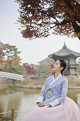 포토 JPG 주간 한국전통 여자 단풍 서울 한명 상반신 20대 성인 야외 옆모습 한국인 올려보기 가을 한복 경복궁 단아함 향원정 향원지 성인여자한명만 국내포토 자연요소 1 전통 계절 뷰포인트 잎 모션 한국 사람 동양인 청년 궁전 연못 전통의상 누각 여자한명만 성인여자만 파일형식