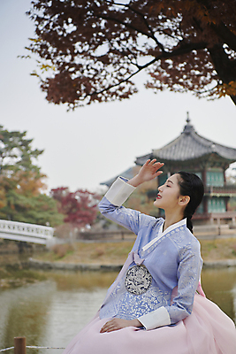 포토 JPG 주간 한국전통 여자 단풍 서울 한명 상반신 20대 성인 야외 옆모습 손들기 눈감음 한국인 가을 한복 고개들기 경복궁 단아함 향원정 향원지 성인여자한명만 국내포토 자연요소 1 전통 계절 뷰포인트 잎 모션 한국 사람 동양인 청년 궁전 연못 전통의상 누각 여자한명만 성인여자만 파일형식
