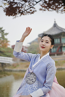 포토 JPG 주간 한국전통 응시 여자 서울 한명 상반신 20대 성인 야외 앞모습 옆모습 아웃포커스 손들기 한국인 가을 한복 경복궁 단아함 향원정 성인여자한명만 국내포토 자연요소 1 전통 시선 계절 뷰포인트 모션 한국 촬영기법 사람 동양인 청년 궁전 전통의상 누각 여자한명만 성인여자만 파일형식