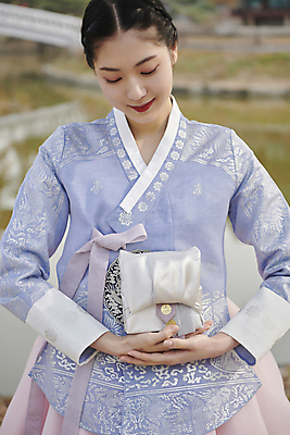 포토 JPG 주간 한국전통 여자 서울 한명 들기 근접촬영 상반신 20대 성인 야외 앞모습 아웃포커스 선물상자 눈감음 한국인 가을 보자기 한복 보따리 경복궁 단아함 성인여자한명만 국내포토 자연요소 1 전통 계절 뷰포인트 모션 한국 촬영기법 선물 사람 동양인 청년 상자 궁전 전통의상 여자한명만 성인여자만 파일형식 천_직물