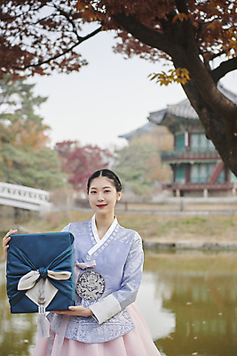 포토 JPG 주간 나무 한국전통 응시 여자 서울 한명 들기 상반신 20대 성인 야외 앞모습 아웃포커스 선물상자 한국인 가을 보자기 한복 보따리 경복궁 단아함 향원정 향원지 성인여자한명만 국내포토 자연요소 식물 1 전통 시선 계절 뷰포인트 모션 한국 촬영기법 선물 사람 동양인 청년 상자 궁전 연못 전통의상 누각 여자한명만 성인여자만 파일형식 천_직물