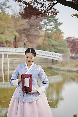 포토 JPG 주간 한국전통 여자 서울 한명 들기 상반신 20대 성인 야외 앞모습 선물상자 한국인 가을 보자기 한복 보따리 경복궁 단아함 향원정 향원지 가교 성인여자한명만 내려보기 국내포토 자연요소 1 전통 건축물 계절 뷰포인트 모션 한국 선물 사람 동양인 청년 상자 궁전 연못 전통의상 누각 여자한명만 성인여자만 파일형식 천_직물
