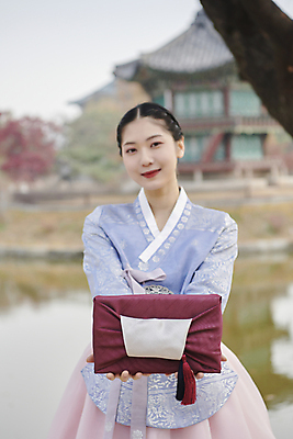 포토 JPG 주간 한국전통 응시 여자 서울 한명 들기 상반신 20대 성인 야외 앞모습 아웃포커스 선물상자 한국인 가을 보자기 한복 손내밀기 보따리 경복궁 단아함 향원정 향원지 성인여자한명만 국내포토 자연요소 1 전통 시선 계절 뷰포인트 모션 한국 촬영기법 선물 사람 동양인 손짓 청년 상자 궁전 연못 전통의상 누각 여자한명만 성인여자만 파일형식 천_직물