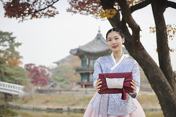 포토 JPG 주간 나무 한국전통 응시 여자 서울 한명 들기 상반신 20대 성인 야외 앞모습 선물상자 한국인 가을 보자기 한복 보따리 주기 경복궁 단아함 향원정 향원지 성인여자한명만 국내포토 자연요소 식물 1 전통 시선 계절 뷰포인트 모션 한국 선물 사람 동양인 청년 상자 궁전 연못 전통의상 누각 여자한명만 성인여자만 파일형식 천_직물