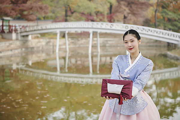 포토 JPG 주간 한국전통 응시 여자 서울 한명 들기 상반신 20대 성인 야외 앞모습 아웃포커스 선물상자 한국인 가을 보자기 한복 손내밀기 보따리 경복궁 단아함 향원정 향원지 가교 성인여자한명만 국내포토 자연요소 1 전통 건축물 시선 계절 뷰포인트 모션 한국 촬영기법 선물 사람 동양인 손짓 청년 상자 궁전 연못 전통의상 누각 여자한명만 성인여자만 파일형식 천_직물